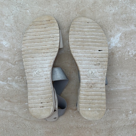 SOREL Ella Silver White Strappy Flat Sandals Elasticized Metallic Shoes Size 8.5 - Picture 3 of 3